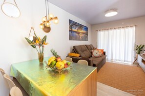 Premium-Haus, Poolzugang | Wohnbereich | 50-Zoll-Smart-TV mit Digitalempfang, Fernseher, Netflix