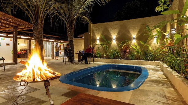 A pool area with a fire pit and seating. - Ibira Oásis - Imbituba - SC (Imbituba)