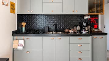 Casa premium, acesso à piscina | Cozinha privada | Talheres/pratos/utensílios de cozinha, mesas de jantar