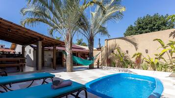 Casa Premium, acceso a la piscina | Piscina | Una piscina al aire libre, sombrillas, tumbonas
