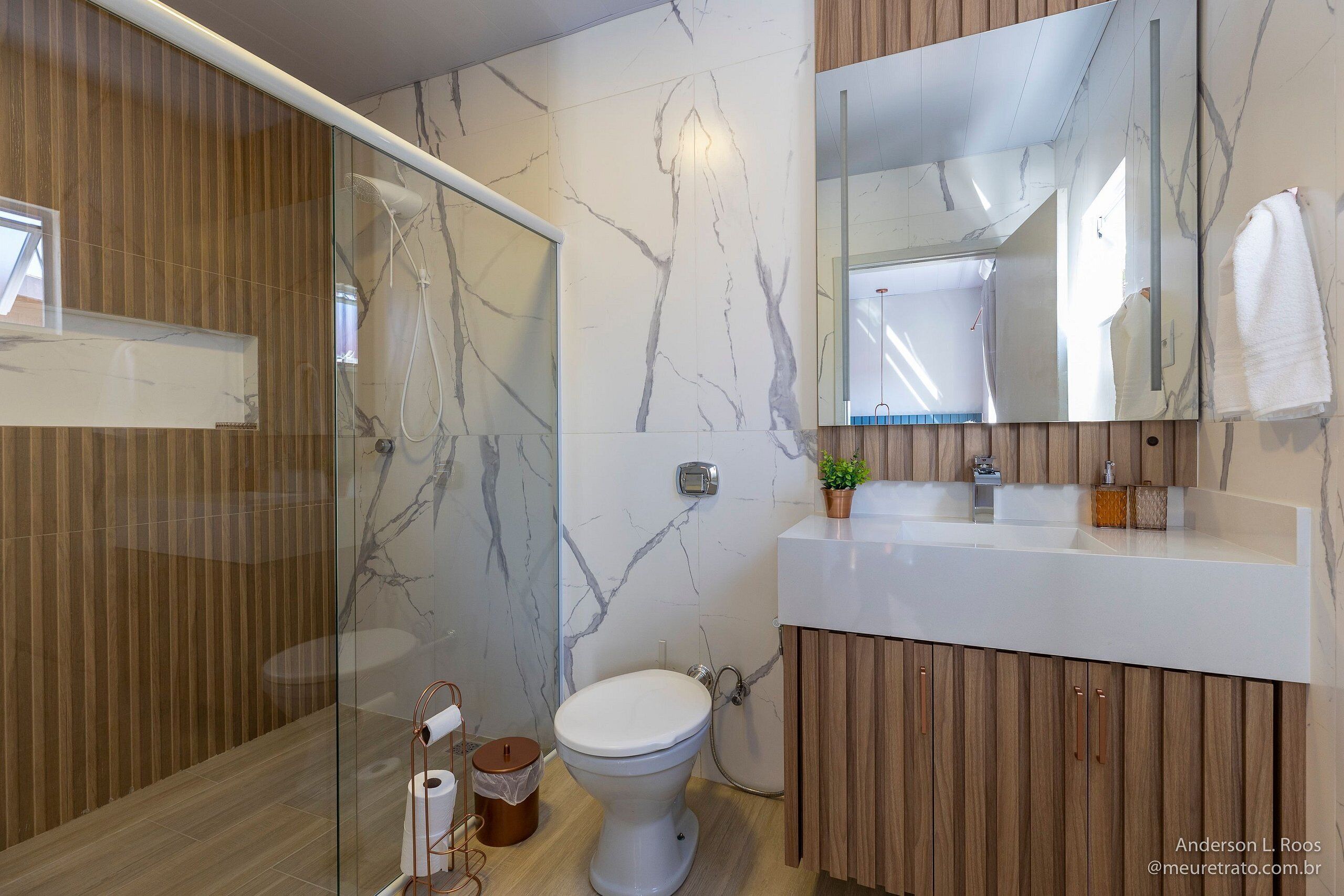 Ein modernes Badezimmer mit Toilette, Dusche und Waschtisch.
