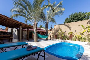 Casa lua de mel, piscina particular, ao lado do lago | Piscina | Piscina externa, guarda-sóis, espreguiçadeiras