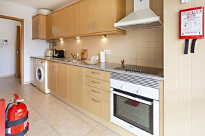 Réfrigérateur, un four, cafetière-théière, grille-pain