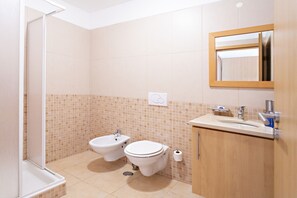 Baignoire, séchoir à cheveux, serviettes fournies