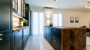 Coffee/tea maker, fridge, microwave, oven