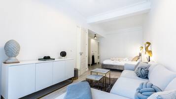 Una sala de estar moderna y bien iluminada con un sofá, una mesa de centro y elementos decorativos.