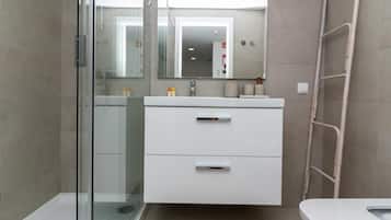 Dusche, Haartrockner, Handtücher