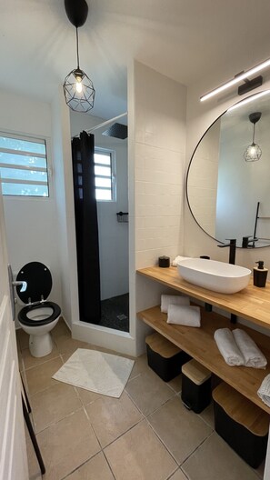 Shower, hair dryer, towels, soap - Seaviews in Hope Estate (Collectivité de Saint-Martin)