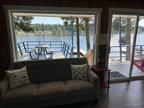 Smart TV, futbolito y libros 