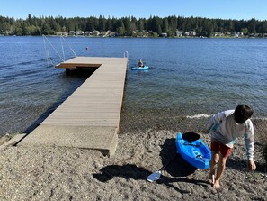 Beach nearby, sun loungers, beach towels