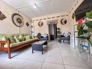 Smart TV - Angelene's place - Oui Papa! (San Juan)