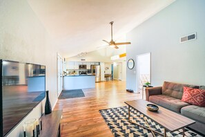 Living area - Cozy Retreat in North Mountain Phoenix with Pool. (Phoenix)