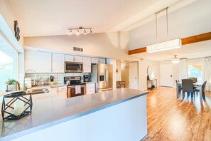 Private kitchen - Cozy Retreat in North Mountain Phoenix with Pool. (Phoenix)