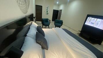 12 bedrooms, in-room safe, desk, free WiFi