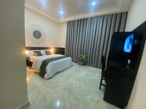 12 bedrooms, in-room safe, desk, free WiFi