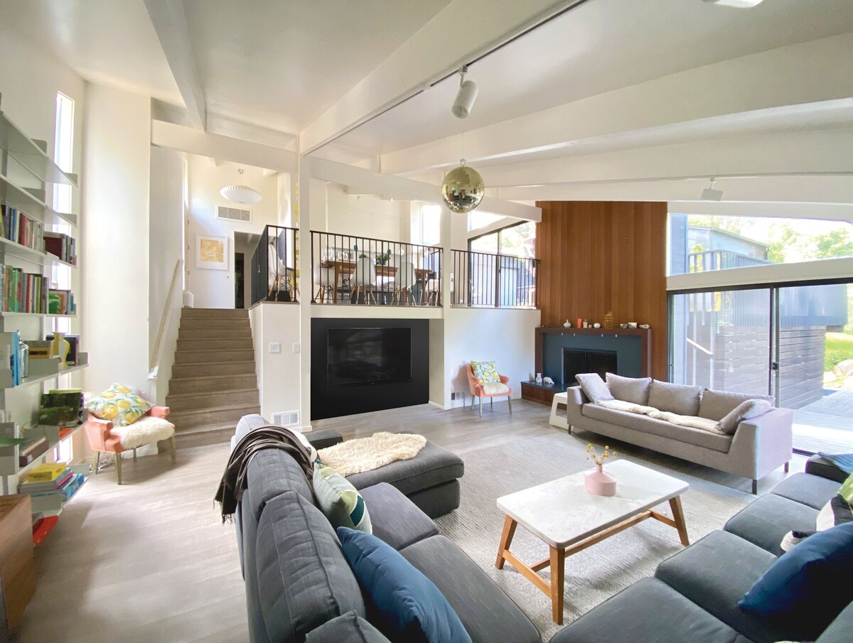 4 Bedroom Modern Oasis Surrounded by Oaks.