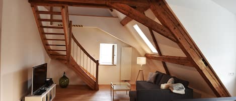 TV connectée, lecteur de DVD, livres, chaßne hi-fi