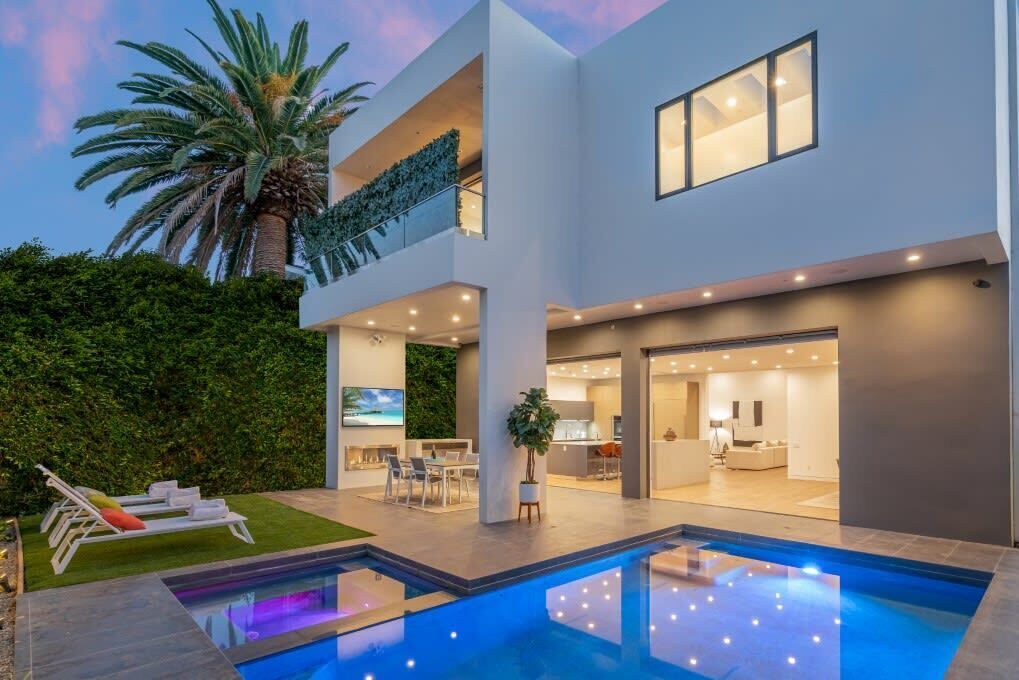 Luxury LA Retreat: 5-BR Home!