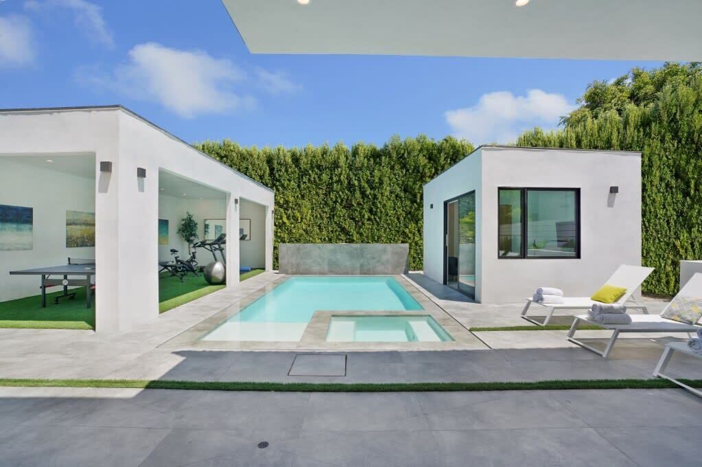 Stunning LA Home: Office, Gym, Pool!