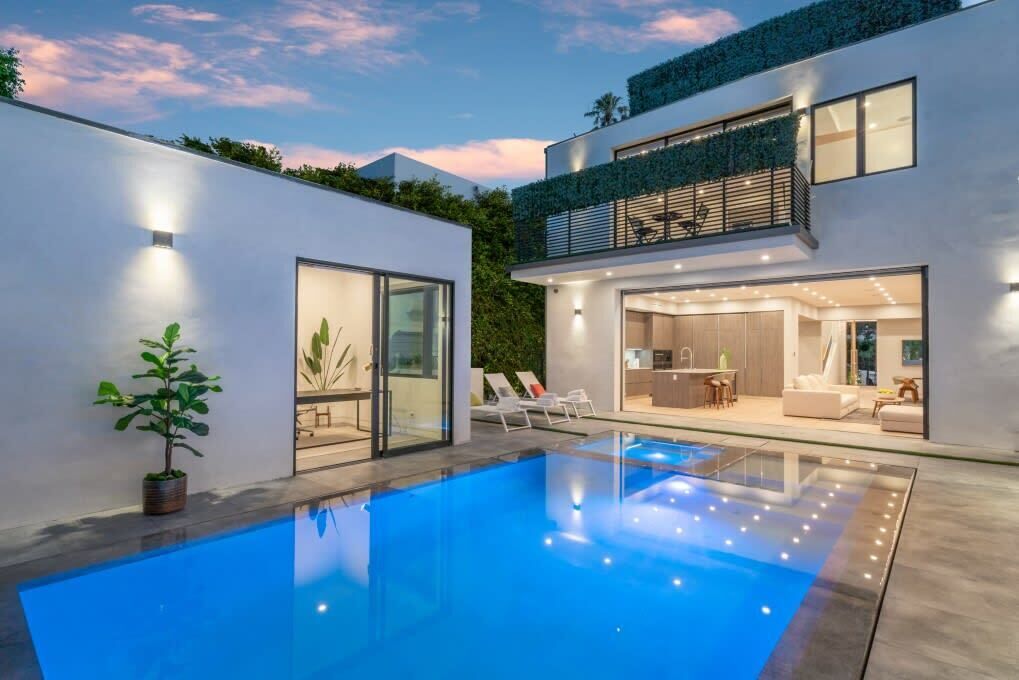 Stunning LA Home: Office, Gym, Pool!