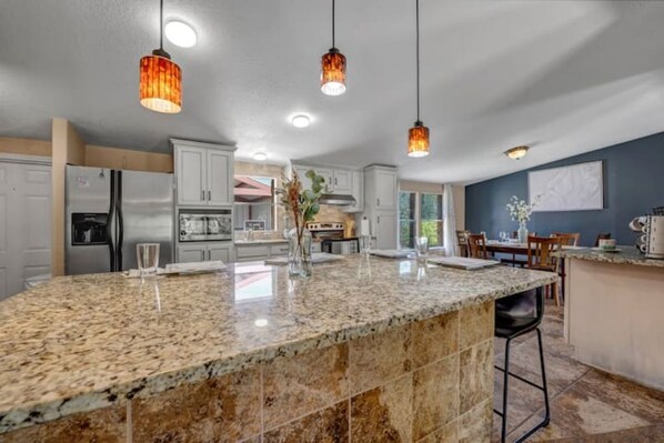 冷蔵庫、電子レンジ、オーブン、コンロ