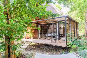 ULANA | Kertre néző