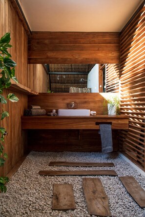 ULANA | Bathroom | Shower, rainfall showerhead, designer toiletries, towels - Azul Nomeolvides (Bacalar)
