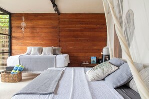 UMAI | Betten mit Memory-Foam-Matratzen, Zimmersafe, individuell dekoriert