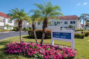 Zona residencial con un cartel que indica los números 6059 y 6021.