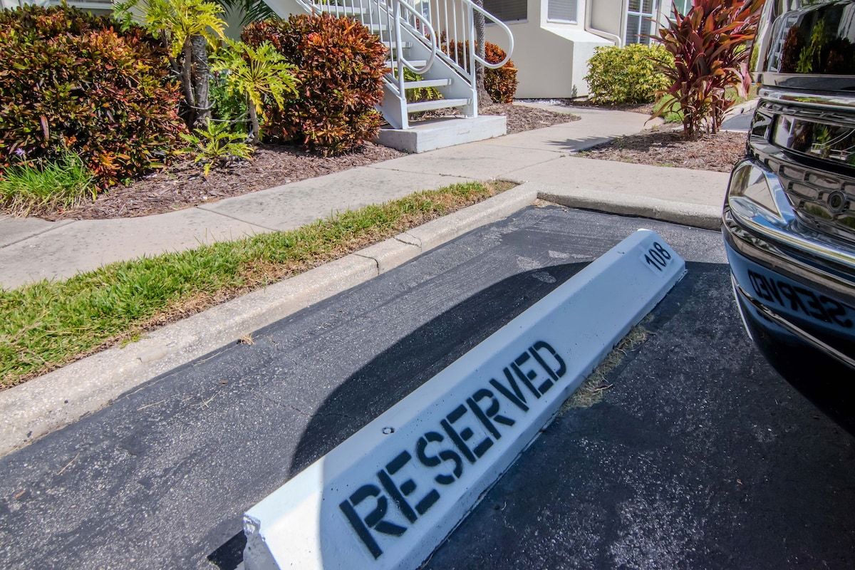 Señal de estacionamiento reservado en una entrada de vivienda.