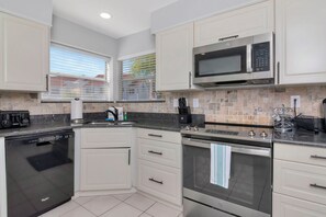 冰箱、微波炉、烤箱、炉灶