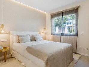 4 bedrooms, iron/ironing board, Internet, bed sheets