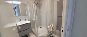 Dusche, Haartrockner, Handtücher, Seife