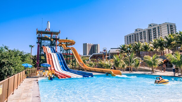 A water park with multiple slides and a pool area. - Piazza diRoma - Vacia Temporada (Caldas Novas)