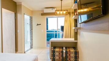 舒适公寓, 1 间卧室, 简易厨房 | 客厅 | 45-英寸智能电视 (配备有线频道)、电视