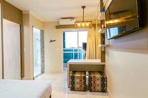 Apartamento conforto, 1 quarto, cozinha americana | Sala de estar | Smart TV 45 polegadas com canais a cabo, TV