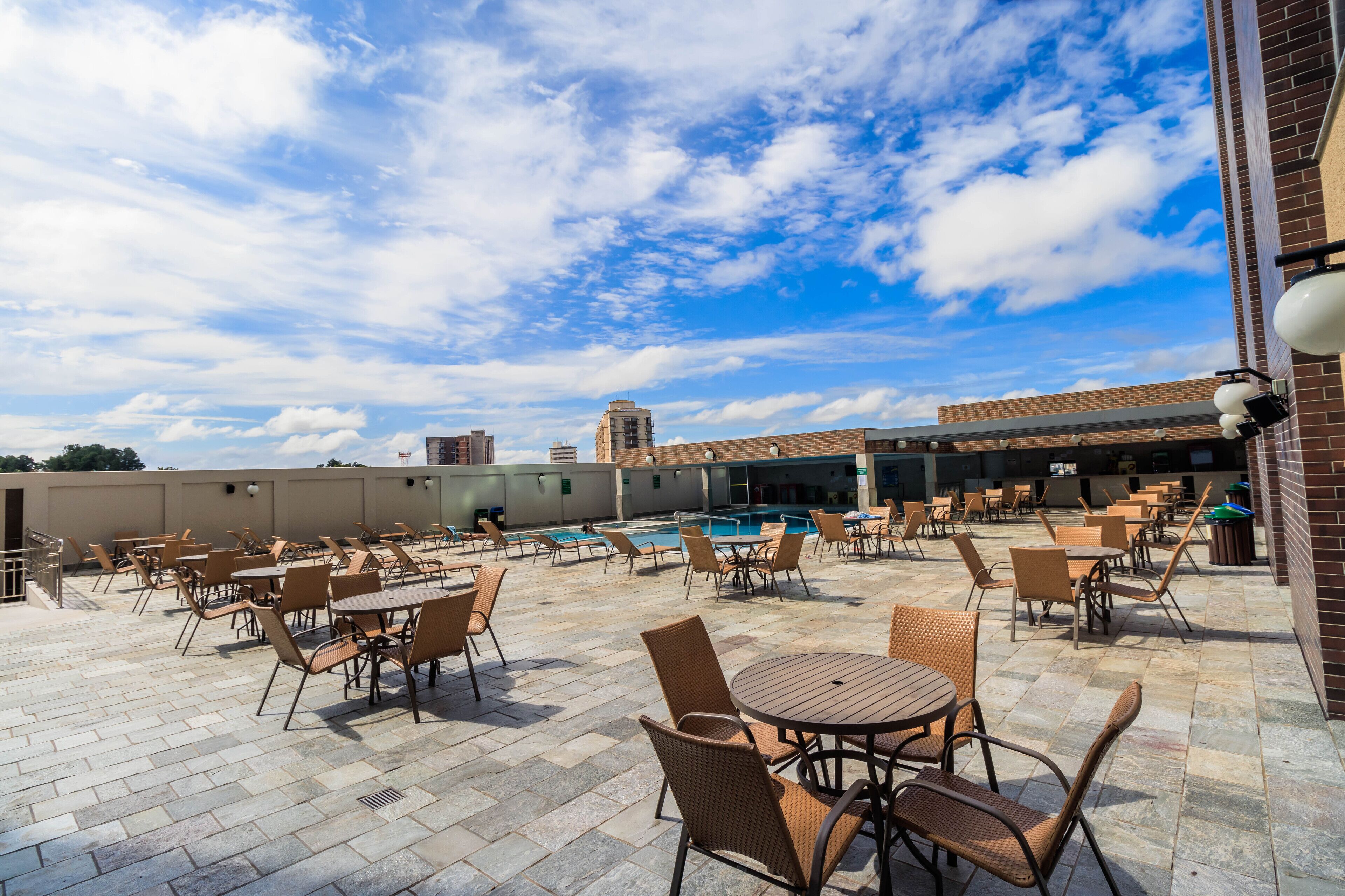 3 albercas techadas y 15 albercas al aire libre