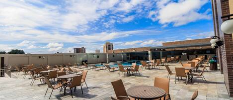 3 albercas techadas y 15 albercas al aire libre