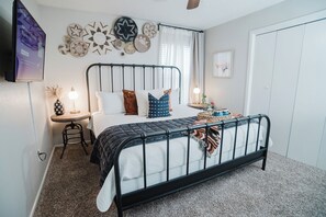 3 Schlafzimmer, Schreibtisch, Bügeleisen/Bügelbrett, Reisekinderbett