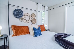 3 bedrooms, desk, iron/ironing board, travel cot - King Bed-Fire Pit-Coffee Bar-5 Miles to Schlitterbahn (New Braunfels)