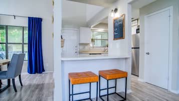 Kaffe- och tebryggare, kylskåp, mikrovågsugn och ugn