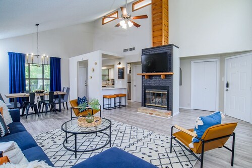 Cactus Haus-Comfy Hill Country Retreat-5 Miles to Schlitterbahn & Comal River