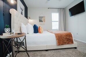 3 habitaciones, escritorio y tabla de planchar con plancha 