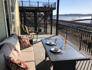 Outdoor dining - Stunning sunset views over Drayton Harbor. (Blaine)