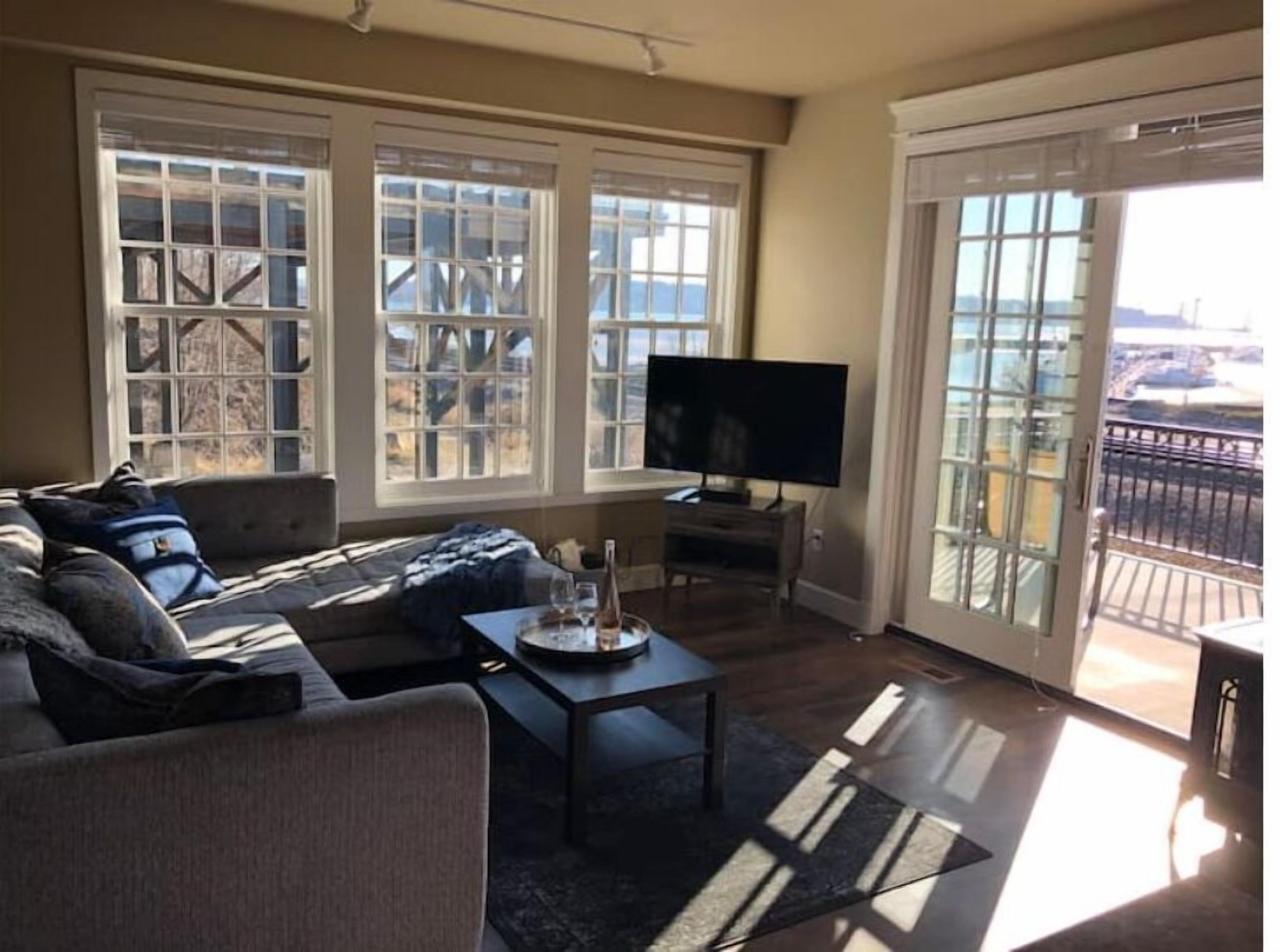 Smart-tv och eldstad