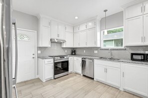 Refrigerador, utensilios de cocina y comedor 
