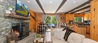 Walk 2 Village, Relax on Deck, Cool w/AC!