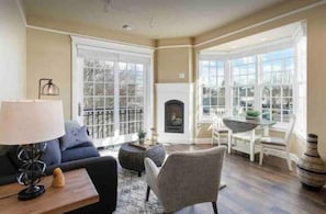 Smart TV, fireplace