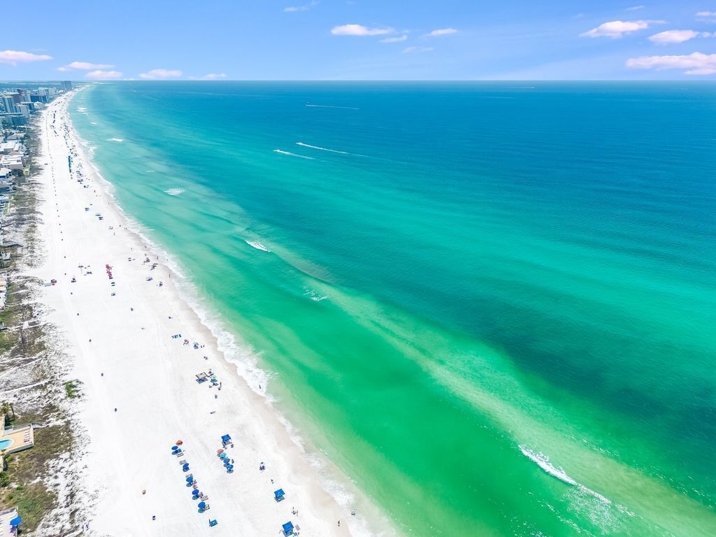 Playa en los alrededores, camastros y toallas de playa 