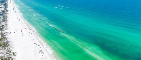 Nära stranden, solstolar och strandhanddukar